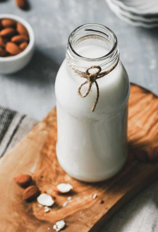 Oat Milk vs Almond Milk: Which Is Better for You?